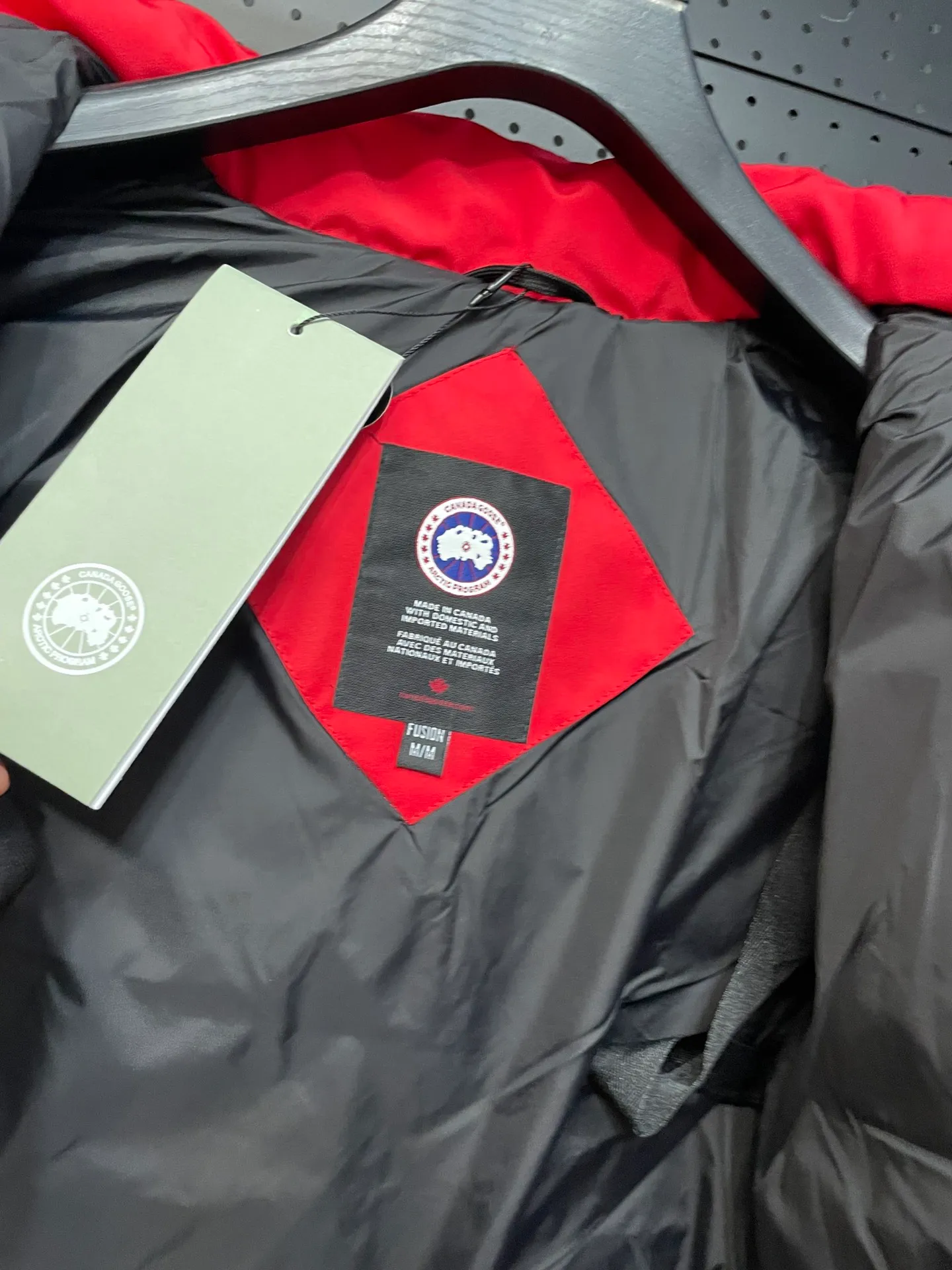 P880 Red Canadian CANADA GOOES 04/Female model. The Arctic and Antarctic scientific expedition teams and others all choose Canada Goose as their cold-proof equipment. They are the Rolls-Royce of down jackets.  ➖ Industry-leading anti-counterfeiting chip sensing.  ➖ Imported Behringer embroidery machines and customized embroidery labels, the highest level and industry leading.  ➖ Imported Korean 21-count polyester-cotton blended original fabric, TC85 waterproof coated fabric, water-repellent, windproof and wear-resistant.  ➖ The new national standard 80 white duck down is filled with an average of 520 grams of down. The amount of down filled is industry-leading.  ➖ 100% nylon lining with double double-layer sealing design to prevent velvet running, and seamless thread design on the cuffs!  ➖ Western Canadian Green Wolf Collar.  ➖ Yoshida YKK provides original factory-customized electroplated sliders. YKK two-way lockable zippers are tight and smooth and do not peel off paint.  ➖ 3M composite Velcro is durable and the accessories and hardware are all custom-made. Only for the purest goose, the most dedicated, the most professional, the highest quality, the highest cost performance!    SIZE:XS-XXL